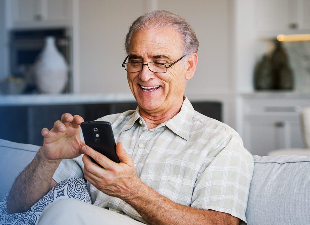 Personnes en atelier numérique, apprenant à utiliser un smartphone dans un lieu convivial à Mandelieu-la-Napoule